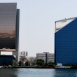 Pohled pes creek na modern budovy Dubaje (ta vypoukl budova je Emirtsk nrodn banka)